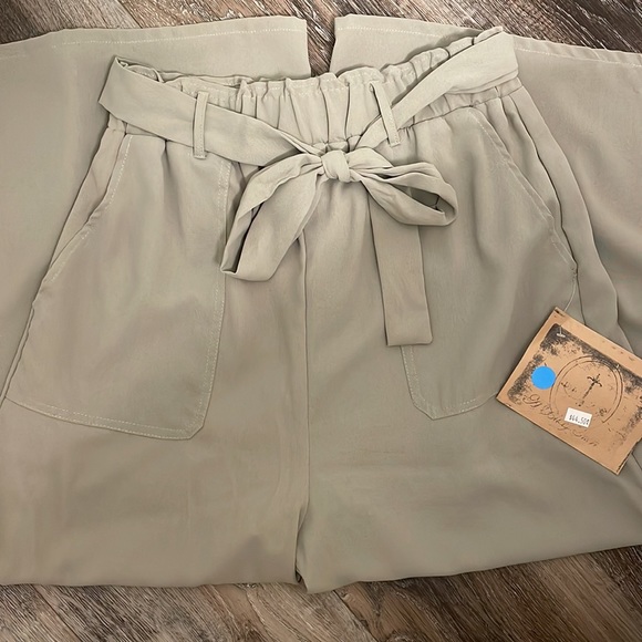 NWT! Sage Wide Leg Cropped Pants - Picture 2 of 4